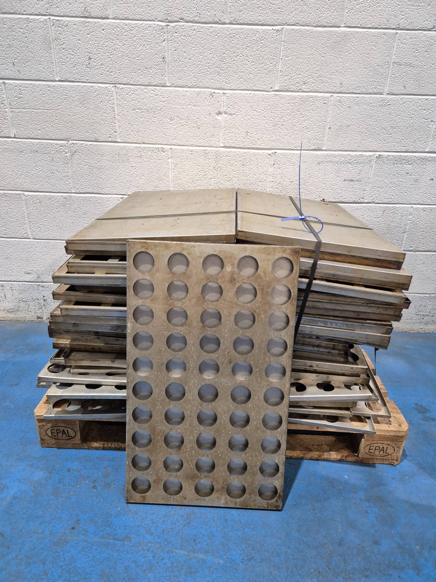 Aluminium Baking Trays with 5 x 10 Round Inserts